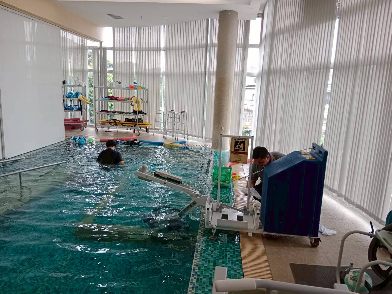 ตรวจสอบและดูแลระบบเคลื่อนย้ายผู้ป่วยลงสระธาราบำบัด รพ.สมิติเวชศรีนครินทร์: มั่นใจในการดูแลสระธาราบำบัด โดย ลีดเดอร์ โปรดักส์